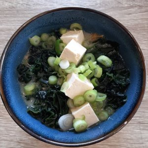 ZUPA - 1. Miso / tofu lub zapieczony łosoś norweski MOWI SUPREME/ wakame / szczypior / bonito