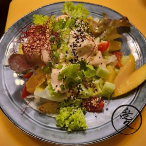 MENU POZA STAŁĄ KARTĄ - Sałatka z łososiem MOWI SUPREME pieczonym w japońskim ostrym sosie majonezowym/warzywa/owoce/sezam 