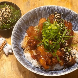 DANIA NA CIEPŁO - 2. Karaage smażony kurczak w stylu japońskim/teriyake/zaprawiony ryż/wakame/szczypior/sezam
